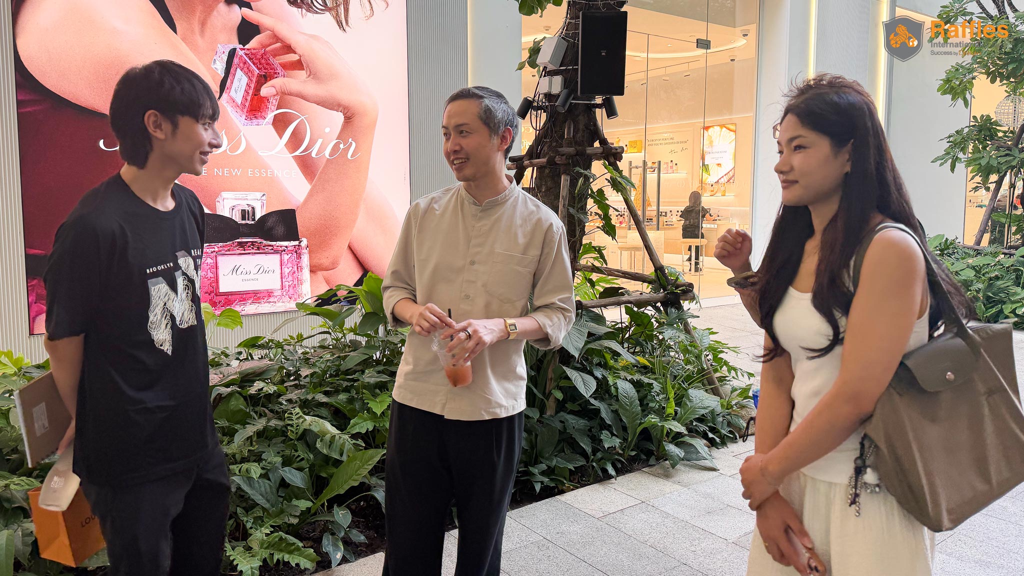 Students Explore Ratchaprasong 02