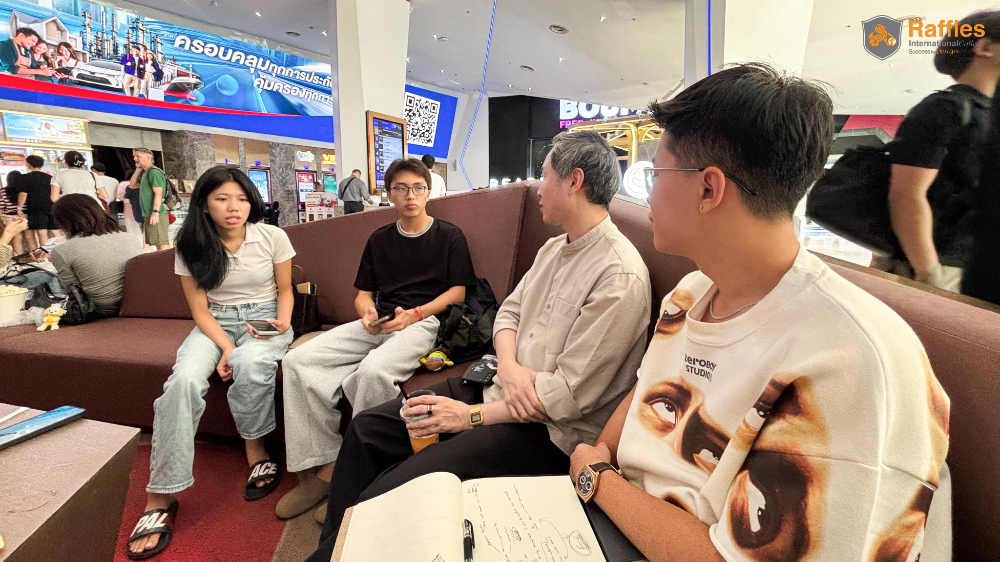 Students Explore Ratchaprasong 03