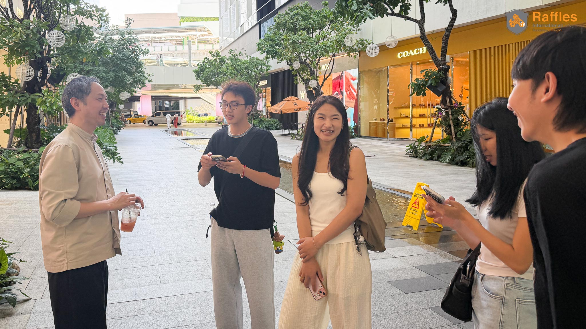 Students Explore Ratchaprasong 04