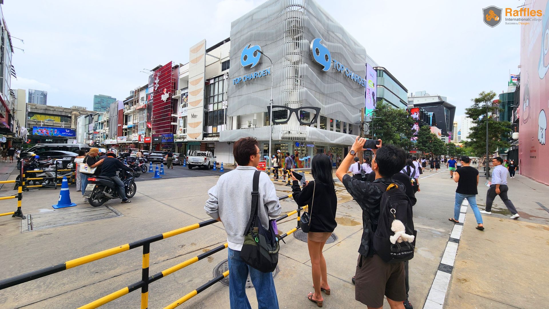Interior Design Students Siam Shopping 03